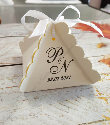 <p>Свадебные бонбоньерки в виде коробки, украшены лентой. На этой коробочки возможно печать инициалов молодожёнах/дата свадьбы. Свадебные бонбоньерки - это подарки гостям на свадьбу &nbsp;в знак благодарности за то, что они посетили Ваше торжество.&nbsp;</p>
