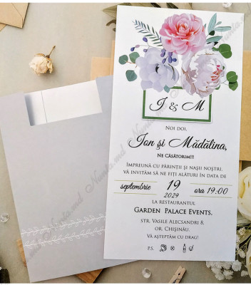 <p>Оригинальное свадебное приглашение, сделанное из белого вкладыша для печать текста, орнаментированной с вверху цветами, которое затем вставляется в серый карманный конверт.</p>