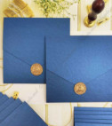 <p>Приглашение на свадьбу (картон белый матовый), синий перламутровый конверт, &nbsp;с бронзовой печатью.</p><p>• Конвертом для приглашения;&nbsp;</p><p>• Вкладышем для конверта;</p><p>• Планом рассадки гостей;</p><p>• Конвертом для денег;</p><p>• Декоративной этикеткой;&nbsp;</p><p>• Карточкой с номером стола.</p><p>Все комплектующие могут быть изготовлены как в комплекте, так и отдельно.&nbsp;</p><p><strong>ВНИМАНИЕ: </strong>В зависимости от типа бумаги, сложности модели и комплектации заказа, цена может меняться.&nbsp;</p><p>Любая идея может быть реализована !!!</p>